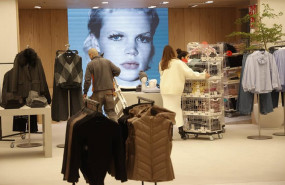 ep archivo varios trabajadores en una tienda de zara ep archivo varios trabajadores en una tienda de zara