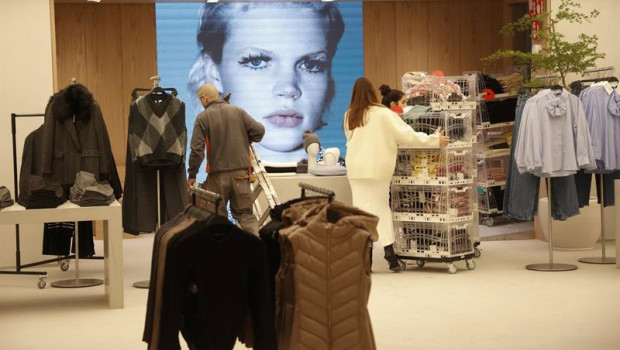 ep archivo varios trabajadores en una tienda de zara ep archivo varios trabajadores en una tienda de zara