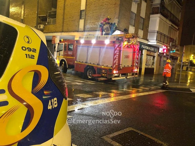 ep bomberos y policia local actuan ante el temporal de lluvia y viento en sevilla capital