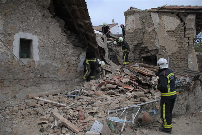 Bomberos en una casa derruida en Arazuri. | EP/GOBIERNO DE NAVARRA ep bomberosuna casa derruidaarazuri