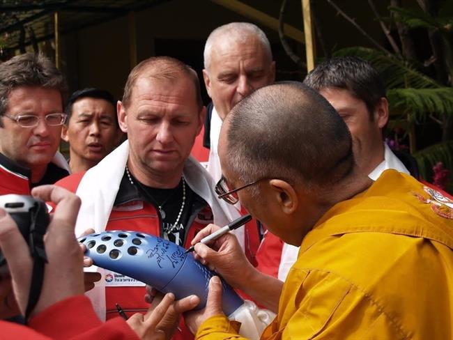 ep dalai lama firmandoantorcha olimpica