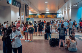 ep decenas de personas en la estacion de tren de chamartin en madrid espana