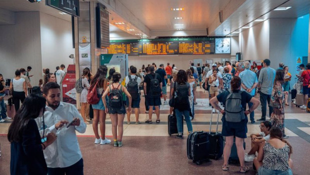 ep decenas de personas en la estacion de tren de chamartin en madrid espana