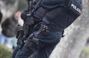ep dos agentes de la policia nacional en una calle de madrid