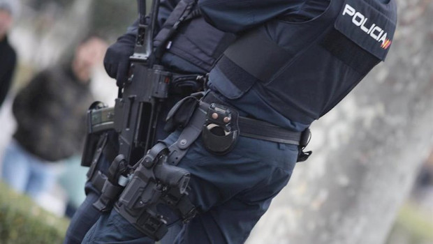 ep dos agentes de la policia nacional en una calle de madrid