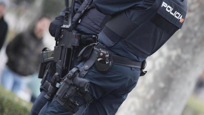 ep dos agentes de la policia nacional en una calle de madrid