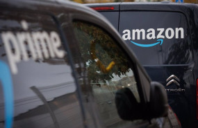 ep dos furgonetas de reparto de amazon en las inmediaciones de un centro logistico de la empresa ep dos furgonetas de reparto de amazon en las inmediaciones de un centro logistico de la empresa
