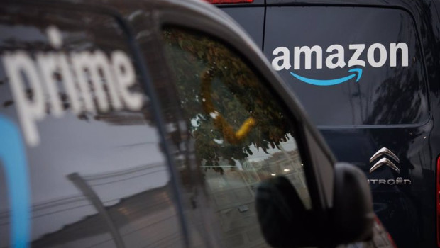 ep dos furgonetas de reparto de amazon en las inmediaciones de un centro logistico de la empresa ep dos furgonetas de reparto de amazon en las inmediaciones de un centro logistico de la empresa