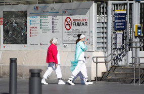 ep dos sanitarias protegidas con mascarillas se dirigen a la entrada del hospital la paz centro en