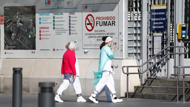 ep dos sanitarias protegidas con mascarillas se dirigen a la entrada del hospital la paz centro en