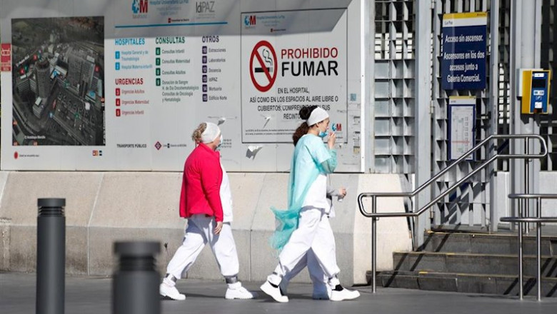 Dos sanitarias protegidas con mascarillas se dirigen a la entrada del Hospital La Paz, centro en cuyas dependencias se ha instalado una carpa que sirve como ampliación de las Urgencias del centro y donde se atiende a pacientes sospechosos de coronavirus, | Óscar J.Barroso - Europa Press ep dos sanitarias protegidas con mascarillas se dirigen a la entrada del hospital la paz centro en