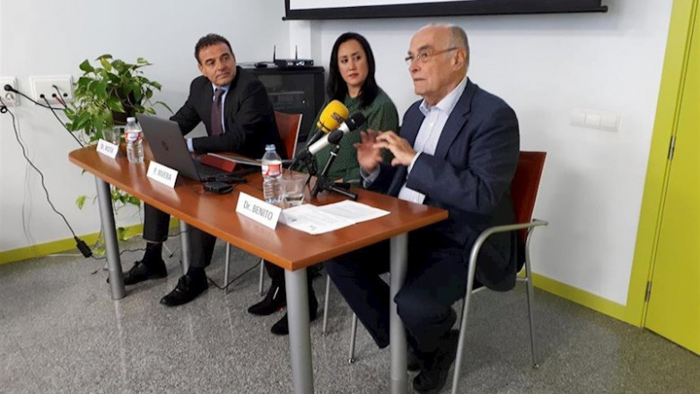 El médico especialista en Oncología y experto en cuidados paliativos, miembro de honor de la SECPAL, Enric Benito; la jefa de Al Final de la vida, Paola Rivera; y, al fondo, el presidente de la SECPAL, especialista en Medicina Interna, Rafael Mota. | FUNDACIÓN VIVO SANO ep el medico especialista en oncologia y experto en cuidados paliativos miembro de honor de la
