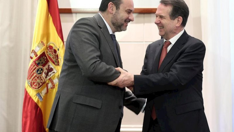 ep el ministro de transportes movilidad y agenda urbana jose luis abalos saluda al presidente de la