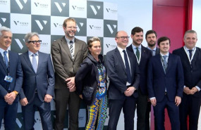 ep el ministro delegado de industria de francia sebastien martin es recibido por el alcalde de