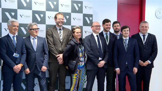 ep el ministro delegado de industria de francia sebastien martin es recibido por el alcalde de