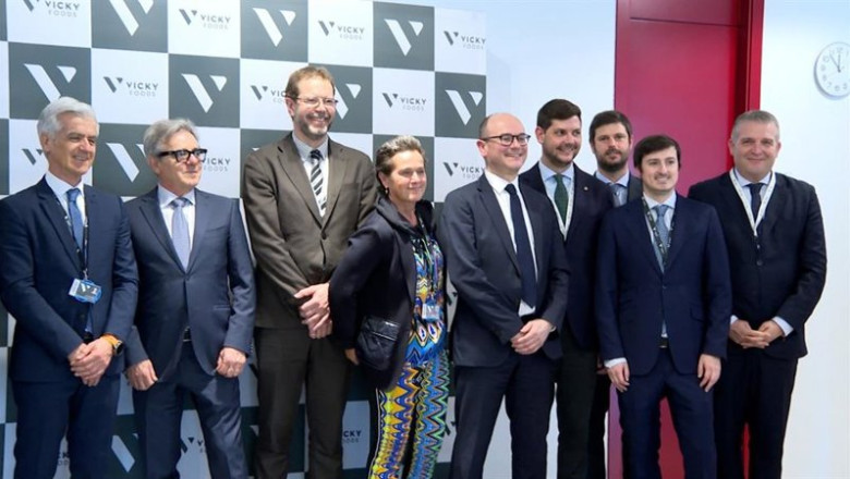 ep el ministro delegado de industria de francia sebastien martin es recibido por el alcalde de