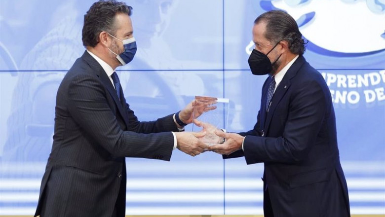 El presidente de Abanca, Juan Carlos Escotet Rodríguez, recibe el premio 'Finanzas para todos' que entregan el Banco de España y la CNMV durante el acto de celebración del Día de la Educación Financiera | ABANCA ep el presidente de abanca juan carlos escotet rodriguez recibe el premio finanzas para todos que