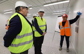 ep el presidente de aragon javier lamban visita la instalacion de un hospital de campana en feria