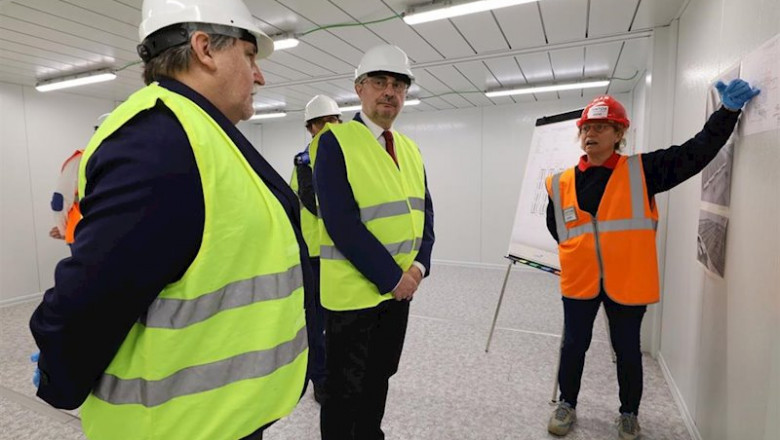 El presidente de Aragón, Javier Lambán, visita la instalación de un hospital de campaña en Feria Zaragoza con el presidente de esta institución, Manuel Teruel. | GOBIERNO DE ARAGÓN ep el presidente de aragon javier lamban visita la instalacion de un hospital de campana en feria