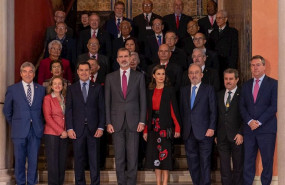 ep el rey felipe vi y la reina letizia posan con los directores de la asale y los patronos de la rae