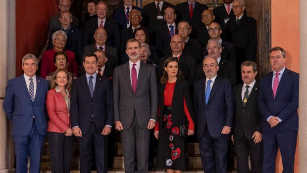 ep el rey felipe vi y la reina letizia posan con los directores de la asale y los patronos de la rae