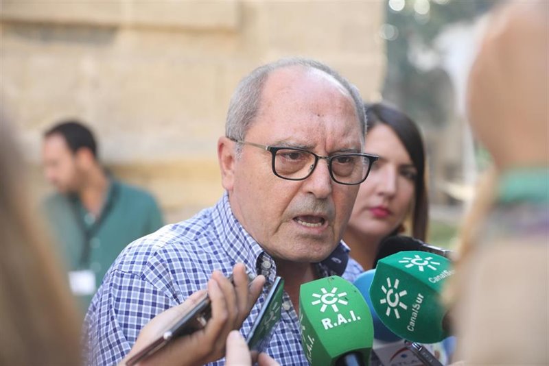 ep el secretario general del psoe-a juan cornejo atendiendo a los periodistas