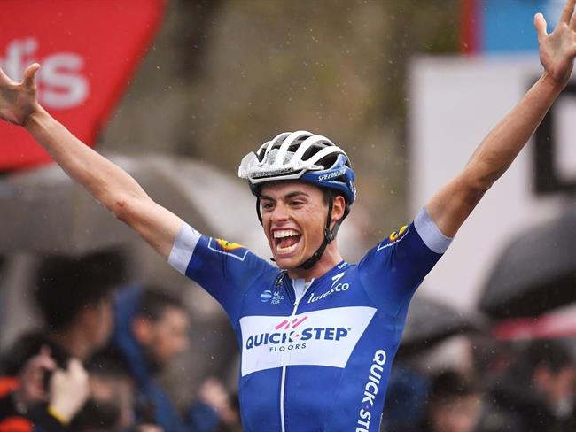 Enric Mas (Quick-Step Floors) celebra su triunfo en la 20ª etapa | @QUICKSTEPTEAM ep enric mas quick-step floors celebratriunfola 20 etapa