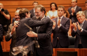 ep expresidentegobierno mariano rajoy abrazanuevo presidentela juntacastillaleon alfonso fernandez manueco trastomaposesionpresidentela juntacyl