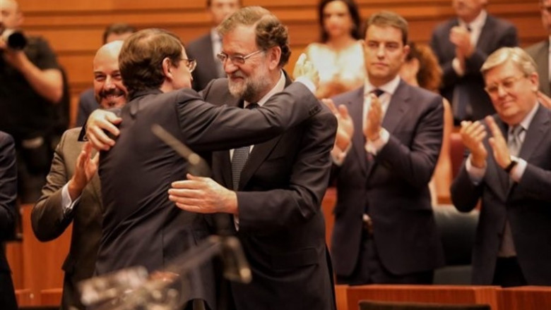 El expresidente del Gobierno Mariano Rajoy abraza al nuevo presidente de la Junta de Castilla y León, Alfonso Fernández Mañueco, tras su toma de posesión como presidente de la Junta de CyL. | PP. EQUIPO DE MARIANO RAJOY ep expresidentegobierno mariano rajoy abrazanuevo presidentela juntacastillaleon alfonso fernandez manueco trastomaposesionpresidentela juntacyl