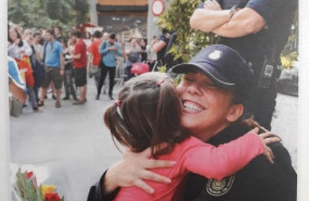 ep felicitacion navidena del director de la policia francisco pardo utilizando una foto de las