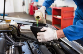 ep imagen de archivo del cambio de aceite del motor de un coche en un taller mecanico