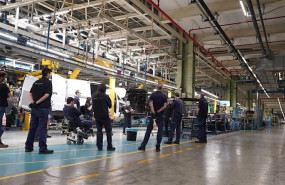 ep imagen de la vuelta de la vuelta a la actividad en la planta de mercedes en vitoria