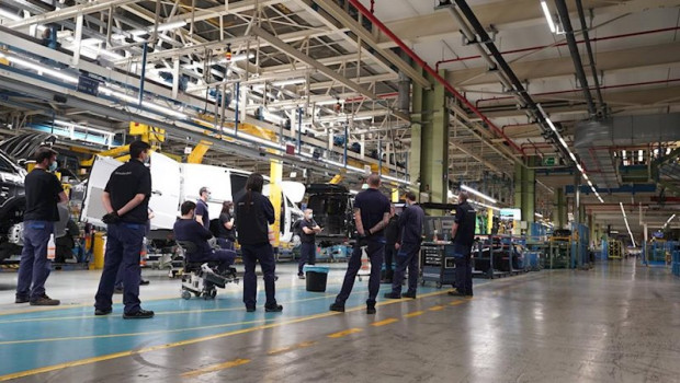 ep imagen de la vuelta de la vuelta a la actividad en la planta de mercedes en vitoria