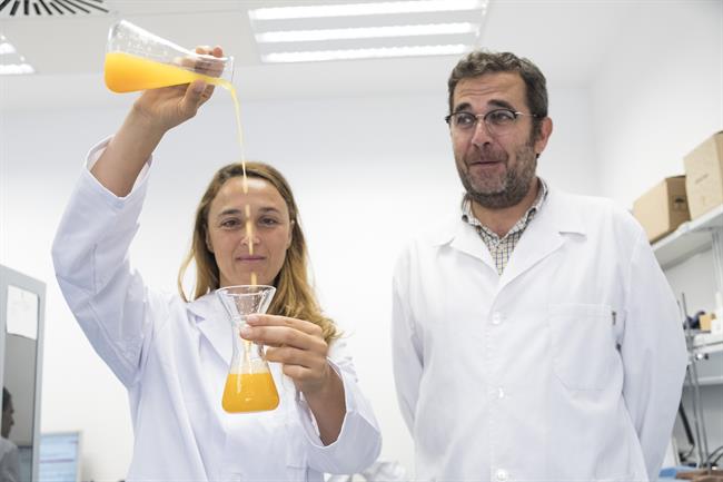 Investigadores con zumo de naranja mmmmm | US ep investigadoreszumonaranja mmmmm
