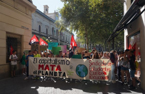 ep jovenes del sindicato de estudiantes sujetan una gran pancarta en la que se lee el capitalismo