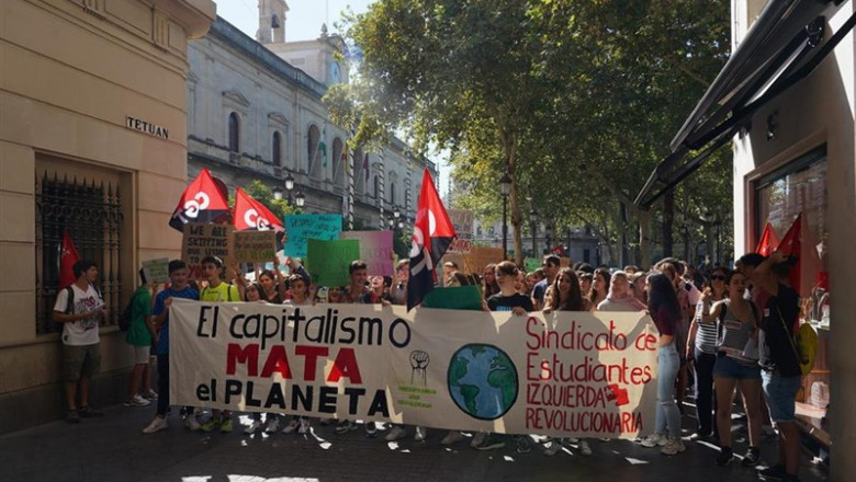 ep jovenes del sindicato de estudiantes sujetan una gran pancarta en la que se lee el capitalismo