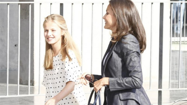 ep la princesa leonor y la reina letizia visitan a don juan carlos