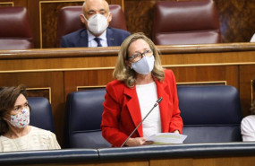 ep la vicepresidenta de asuntos economicos nadia calvino responde desde su escano en la sesion de
