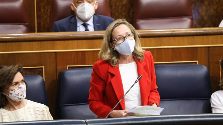 ep la vicepresidenta de asuntos economicos nadia calvino responde desde su escano en la sesion de ep la vicepresidenta de asuntos economicos nadia calvino responde desde su escano en la sesion de