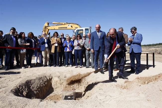 Lambán ha puesto la primera piedra del Hospital de Alcañiz. | EUROPA PRESS ep lambanpuestoprimera piedrahospitalalcaniz