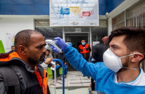 ep medico ecuatoriano toma la temperatura a un hombre en la frontera con colombia
