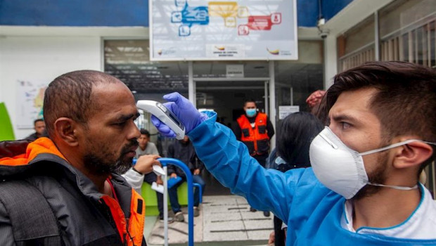 ep medico ecuatoriano toma la temperatura a un hombre en la frontera con colombia