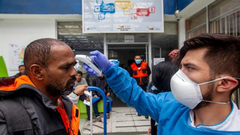 ep medico ecuatoriano toma la temperatura a un hombre en la frontera con colombia ep medico ecuatoriano toma la temperatura a un hombre en la frontera con colombia