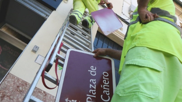 ep operarios municipales colocaronnuevorotuloplazacanero