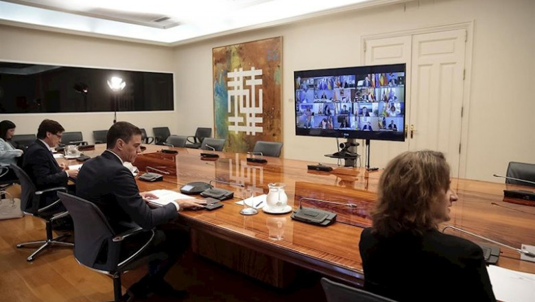 Pedro Sánchez se reúne por videoconferencia con los presidentes autonómicos. Junto a él están los ministros Teresa Ribera (d1), Salvador Illa (i2) y Carolina Darias (i1) | Moncloa ep pedro sanchez se reune por videoconferencia con los presidentes autonomicos junto a el estan los