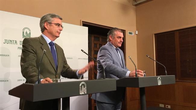 El portavoz del Gobierno andaluz, Juan Carlos Blanco, con el consejero de Empleo | EUROPA PRESS/JUNTA ep portavozgobierno andaluz juan carlos blanco conconsejeroempleo