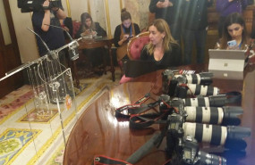 ep reporteros graficos protestan con sus camaras sobre el escritorio despues de que pp y cs les