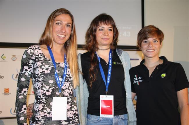 Sheyla Gutiérrez (centro) junto a Mavi García (izquierda) y Ane Santesteban | PEDALEANDO.COM ep sheyla gutierrez centro juntomavi garcia izquierda y ane santesteban