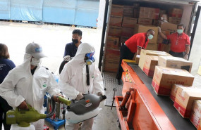 ep trabajadores en tailandia desinfectan paquetes