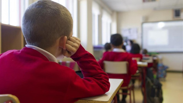 Un estudiante atiende durante una clase en un colegio madrileño. | EUROPA PRESS - Archivo ep un estudiante atiende duranteclaseun colegio madrileno